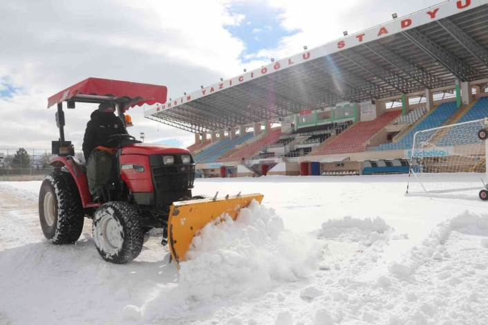 Sivas Muhsin Yazıcıoğlu Stadyumu kardan temizleniyor
