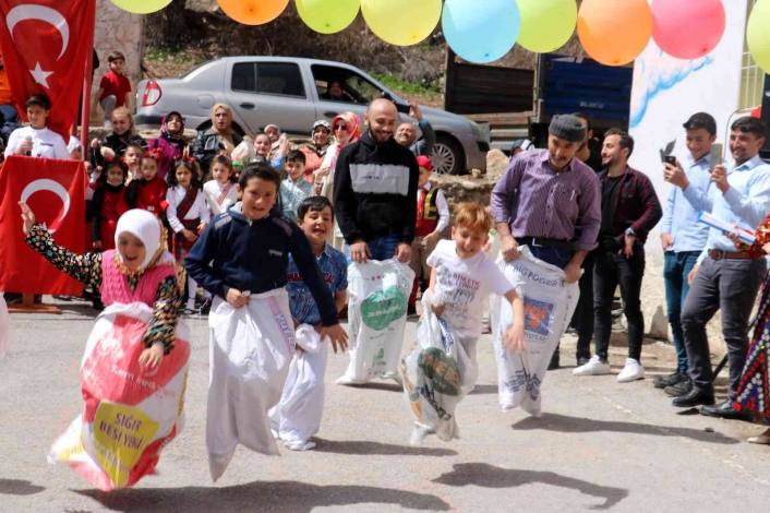 Sivas´ta 10 mevcutlu köy okulunda dillere destan 23 Nisan kutlaması
