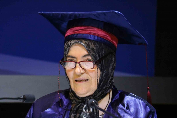 Sivas´ta 66 yaşındaki üniversiteli Ayşe Hasbek, mezuniyet sevinci yaşadı
