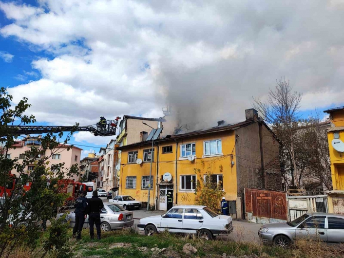 Sivas´ta binanın çatısında çıkan yangın paniğe neden oldu
