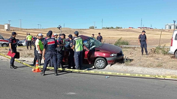 Sivas´ta hafif ticari araç ile otomobil kavşakta çarpıştı: 1 ölü, 6 yaralı
