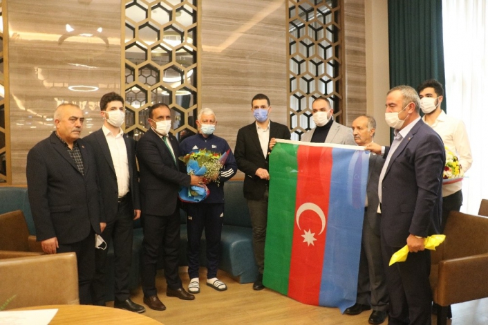 Sivas´ta Karabağ Futbol Kulübüne, Kuran-i Kerim ve Türk Bayrağı hediye edildi
