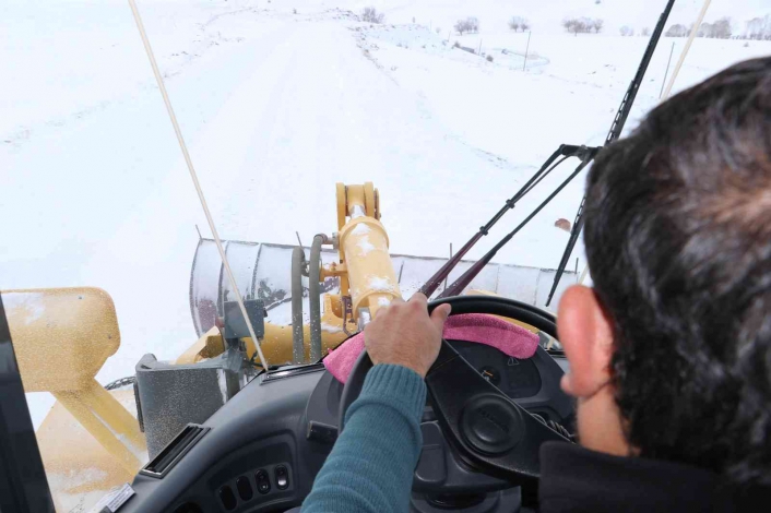 Sivas´ta karla mücadele, 470 köy yolu araç ulaşımına kapalı
