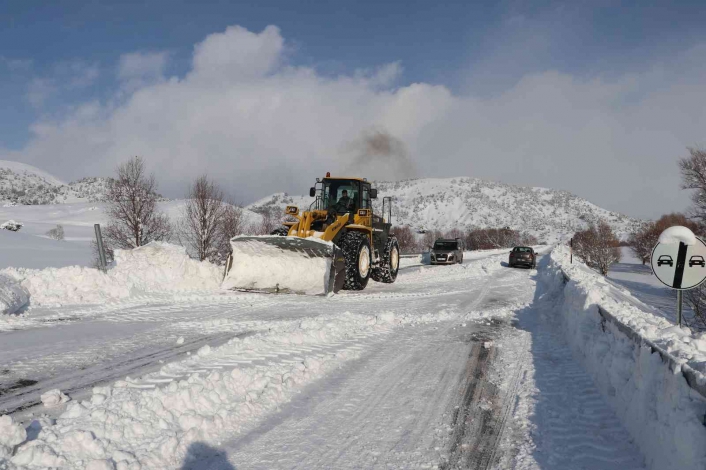 Sivas´ta karla mücadele, bin 7 yol ulaşıma açıldı
