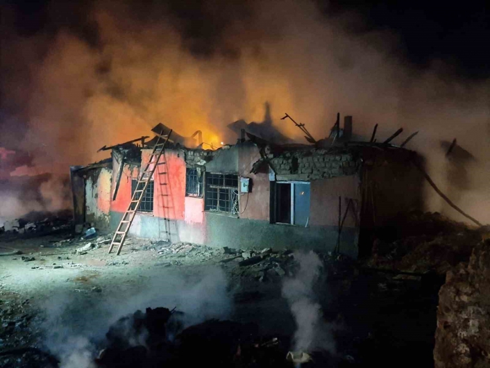 Sivas´ta korkutan yangında bir ev tamamen yandı
