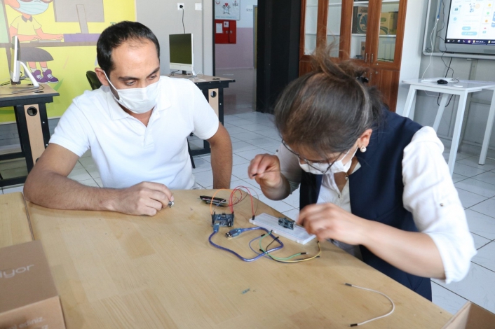 Sivas´ta öğretmenlere robotik kodlama kursu verilmeye başlandı
