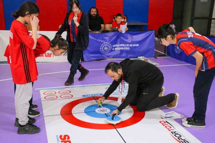 Sivas´ta okullar Floor Curling de yarıştı
