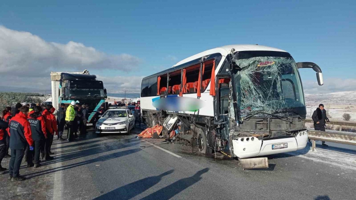 Sivas´ta otobüs kazası: 1 ölü 2 yaralı
