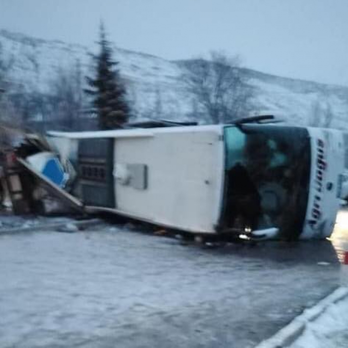 Sivas´ta otobüs kazası: 1 ölü, 20´ye yakın yaralı
