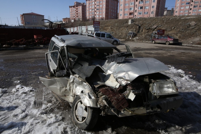Sivas´ta otomobil ile beton mikseri çarpıştı: 1 ölü, 2 yaralı
