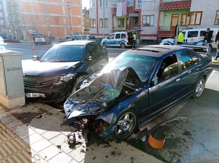 Sivas´ta otomobiller çarpıştı: 2 yaralı
