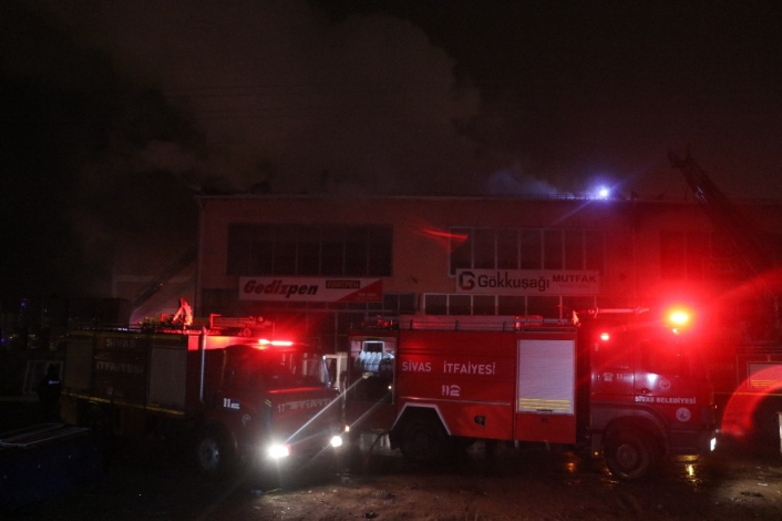 Sivas´ta sanayi sitesinde korkutan yangın, 4 iş yerinin çatısı kullanılmaz hale geldi

