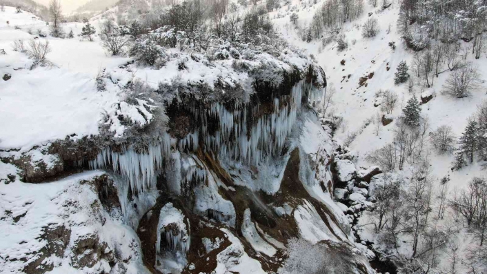Sivas´ta Sibirya soğukları şelaleyi dondurdu
