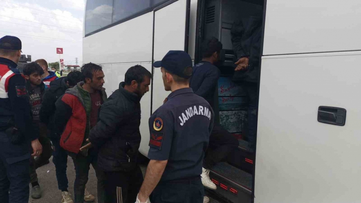 Sivas´ta tırın dorsesinden 134 kaçak göçmen çıktı
