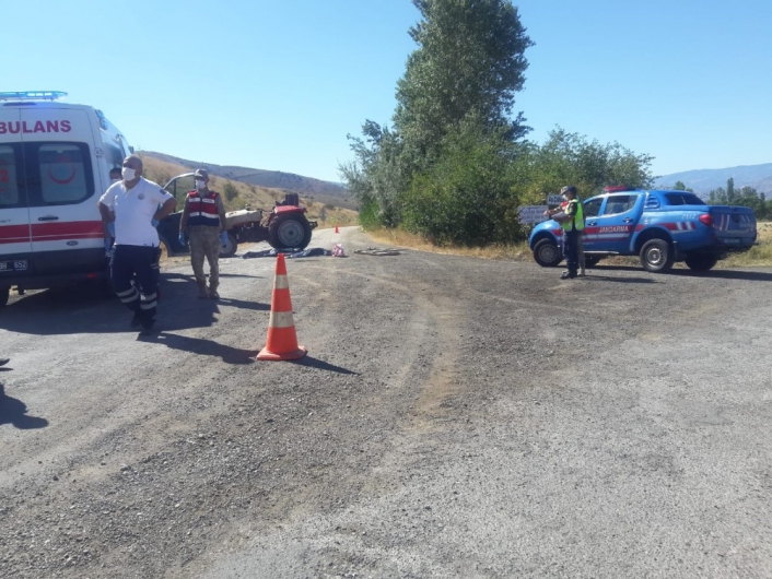 Sivas´ta traktör devrildi, 2 kardeş hayatını kaybetti
