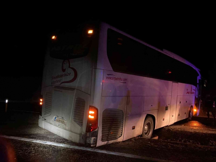 Sivas´ta yolcu otobüsü kayarak yoldan çıktı: 1 yaralı
