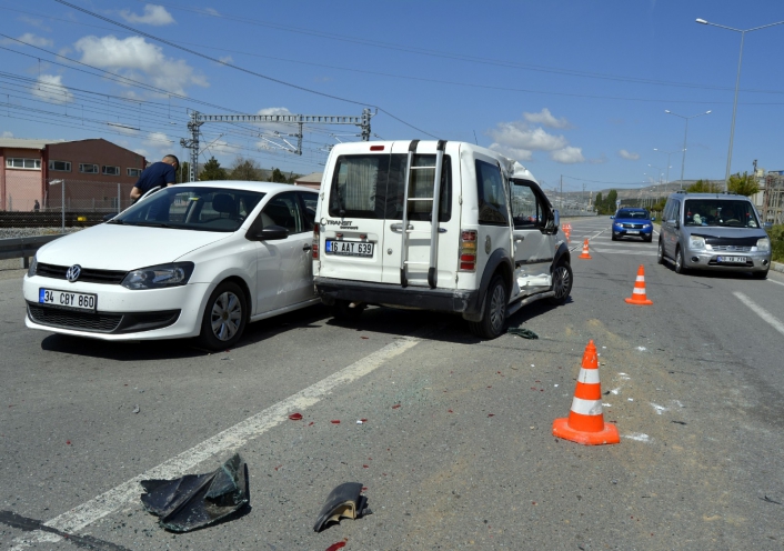 Sivas´ta zincirleme trafik kazası: 3 yaralı
