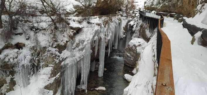 Sivas Türkiye´nin en soğuk yeri oldu, kanyonda buz sarkıtları oluştu
