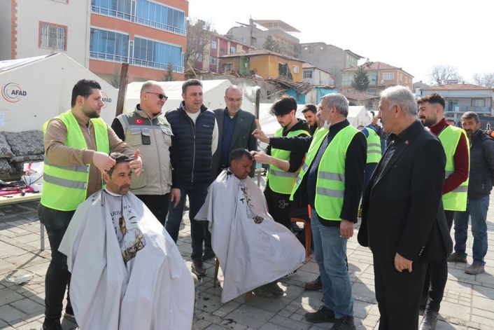 Sivaslı gönüllü kuaförler Doğanşehir´de depremzedeleri tıraş etti
