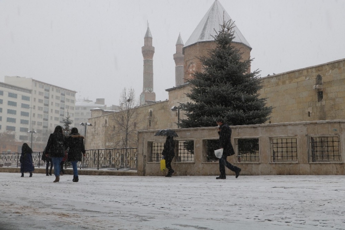 Sivaslılar beklenen karın tadını, yoğun kar yağışı altında yürüyerek çıkarttı
