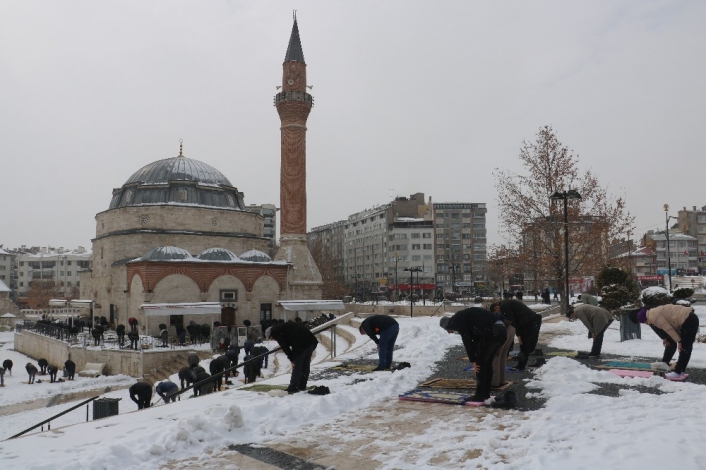 Sivaslılar, cuma namazını dondurucu soğukta karla kaplı zeminde kıldılar
