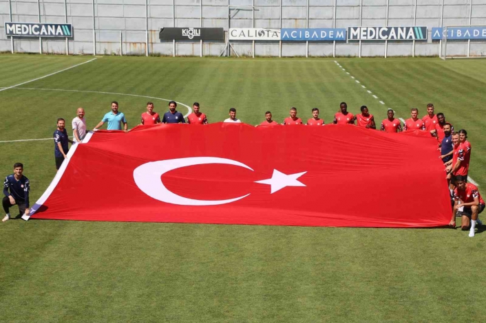 Sivasspor antrenmanda dev Türk bayrağı açtı
