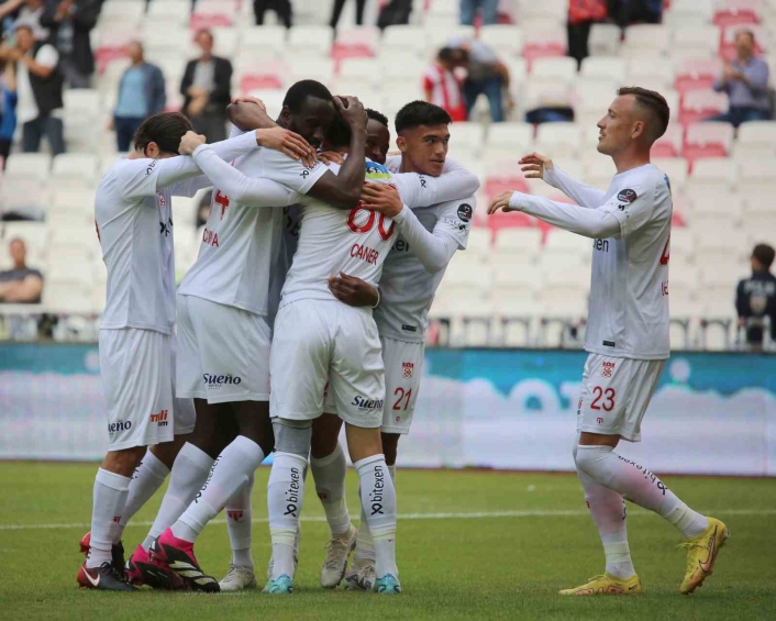Sivasspor´da Caner Osmanpaşa ligdeki 2. golünü attı
