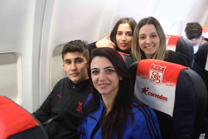 Sivasspor Kadın Futbol Takımı, İzmir´e gitti
