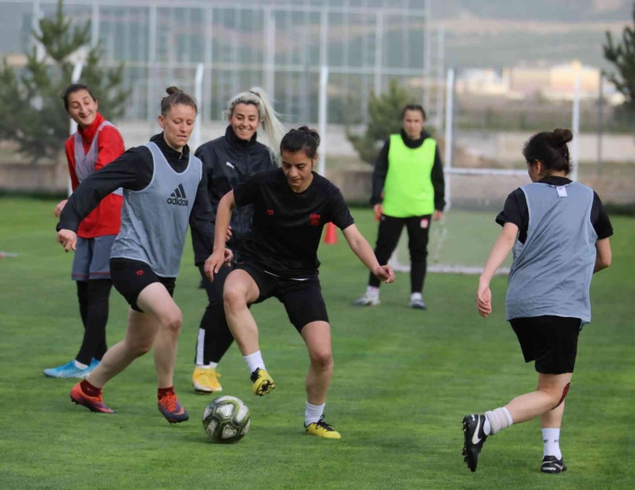 Sivasspor Kadın Futbol Takımı, Kayserispor maçına iddialı hazırlanıyor

