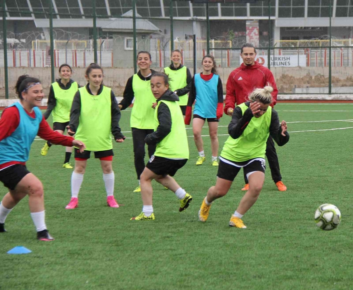 Sivasspor Kadın Futbol Takımı ligde kalmak istiyor
