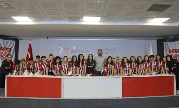 Sivasspor Kadın Futbol Takımı´nda 25 imza birden
