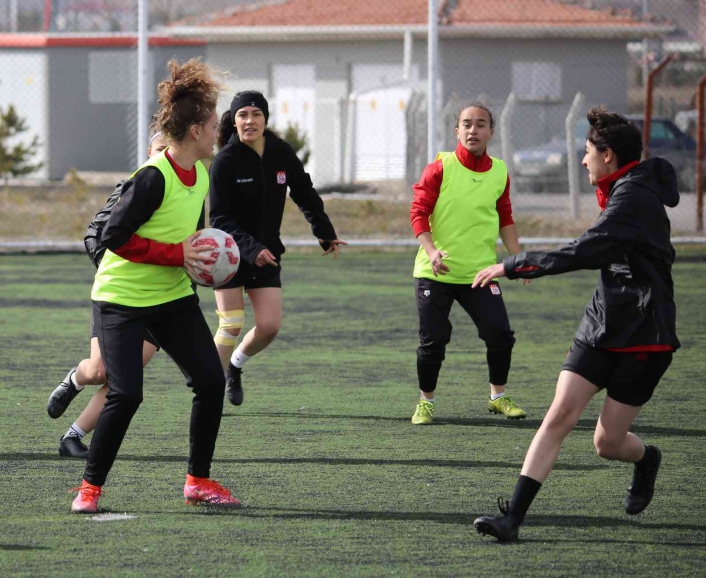 Sivasspor Kadın Futbol Takımı´nın hedefi Trabzon
