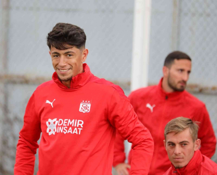 Sivasspor, Özkan Yiğiter´in sözleşmesini 3 yıl uzattı
