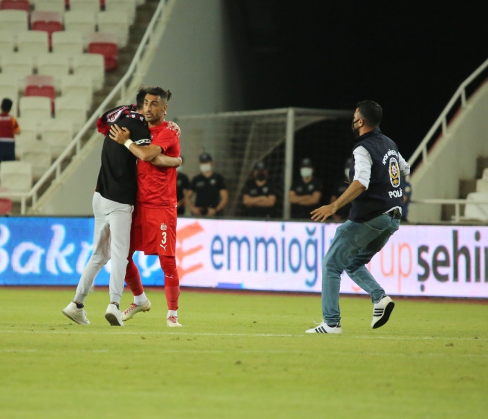Sivasspor-Petrocub maçında sahaya taraftar girdi

