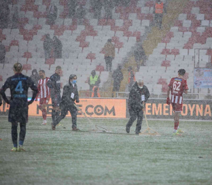 Sivasspor-Trabzonspor maçında yoğun kar yağışı!
