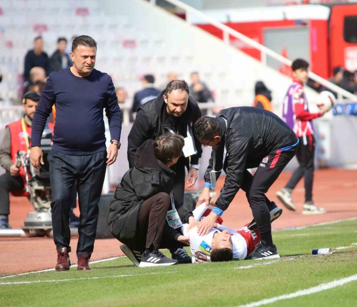 Sivassporda Bartuğ Elmaz şoku! Ambulansla hastaneye kaldırıldı
