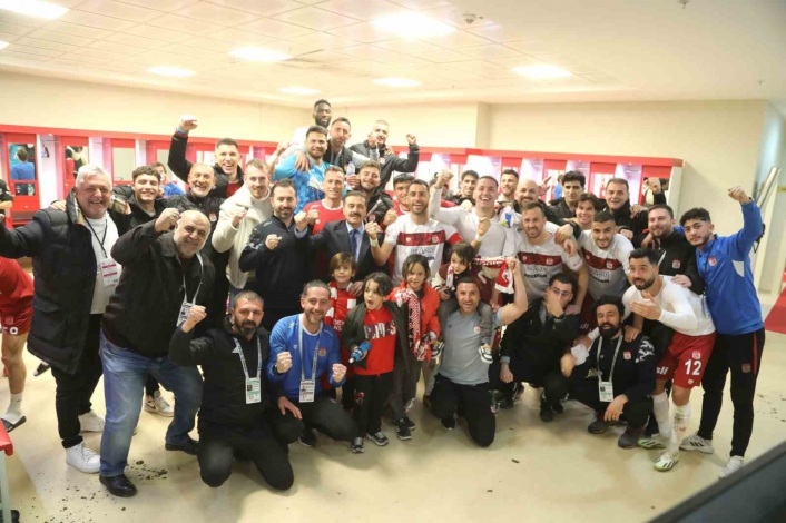Sivasspordan Pendik maçı sonrası galibiyet pozu
