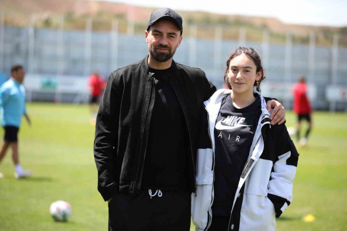 Sivassporlu eski futbolcu Kadir Bekmezci´den kulübe vefa ziyareti
