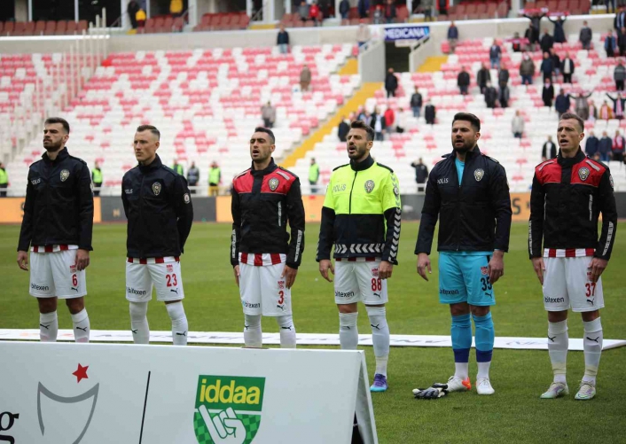 Sivassporlu futbolcular, sahaya polis üniforması ile çıktı
