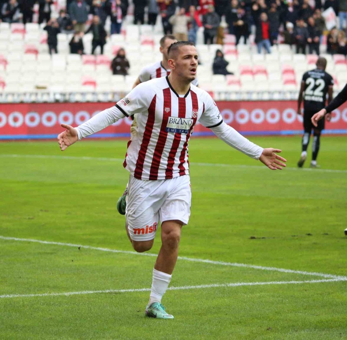 Sivassporlu Rey Manaj, gol sayısını 14e yükseltti
