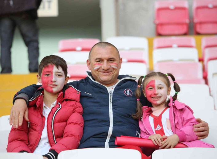Sivassporlu taraftarlar maça yoğun ilgi gösteriyor
