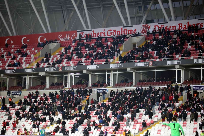 Sivassporlu taraftarlar Rizespor maçına ilgi göstermedi
