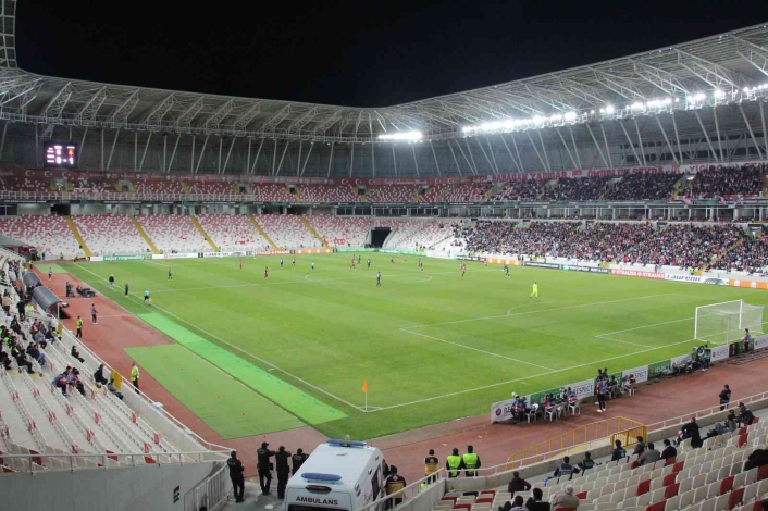 Sivassporlu taraftarlar Slavia Prag maçına ilgi göstermedi
