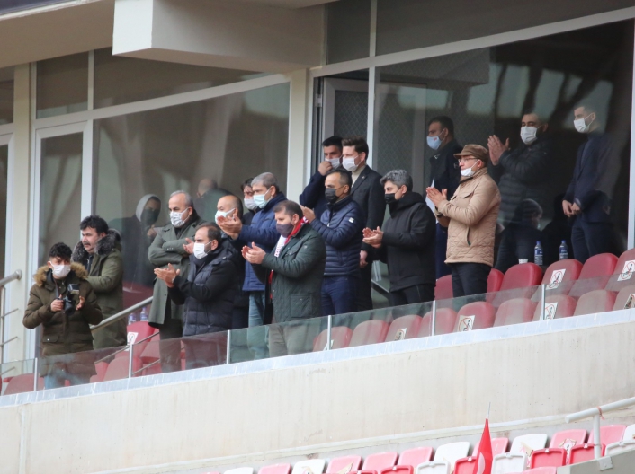 Sivassporlu yöneticiler, takımı ayakta alkışladı
