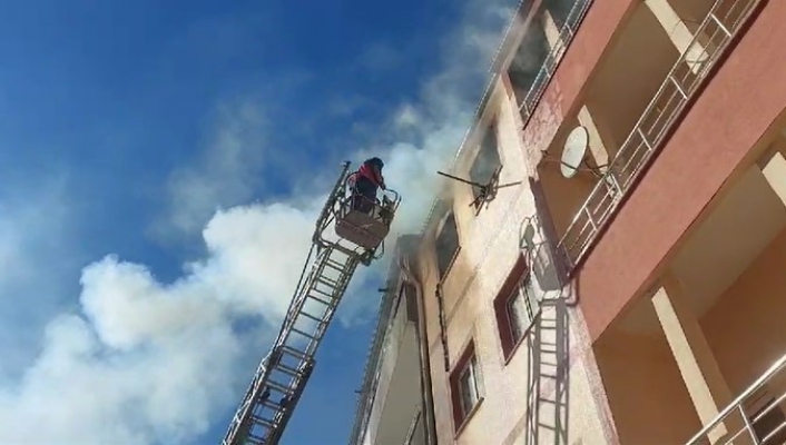Sivasta ev yangını, dumandan etkilenen 3 kişi kurtarıldı
