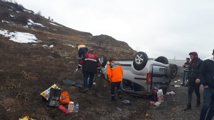 Sivasta kaza yapan araç ters döndü: 5 yaralı

