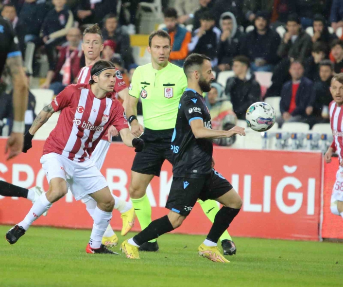 Spor Toto Süper Lig: Sivasspor: 0 - Trabzonspor: 1 (Maç devam ediyor)

