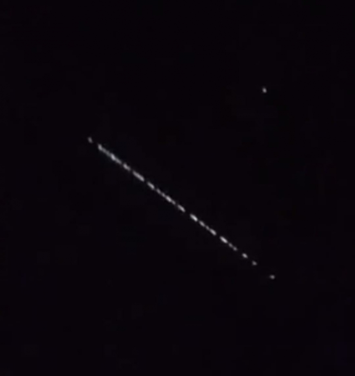 Starlink uyduları gökyüzünde süzüldü
