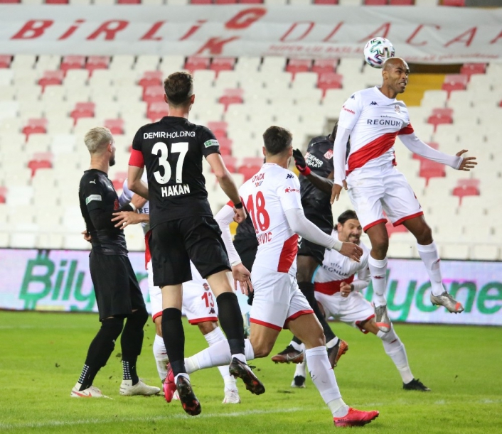 Süper Lig: DG Sivasspor: 0 - FT Anlatyaspor: 0 (İlk yarı)
