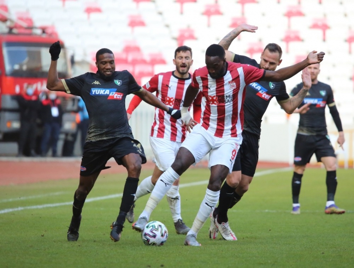 Süper Lig: DG Sivasspor: 2 - Y. Denizlispor: 1 (İlk yarı)
